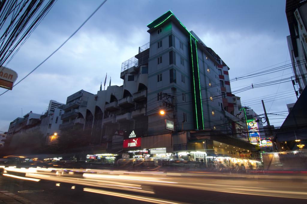 Sky Suites Bangkok Exterior foto